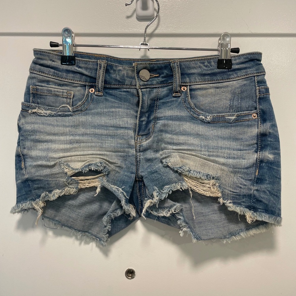 BKE Stella Distressed Denim Shorts Light Wash Frayed Hem Size 24 Low Rise Womens - Picture 1 of 6